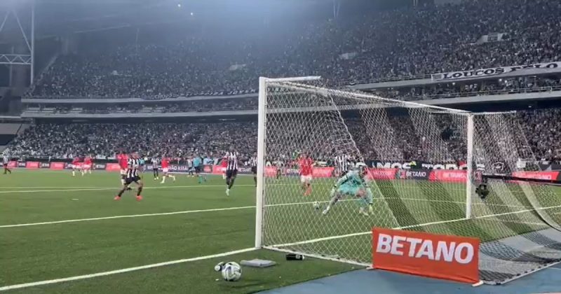Lucas Perri sofre frango mais estranho da história em jogo do Botafogo
