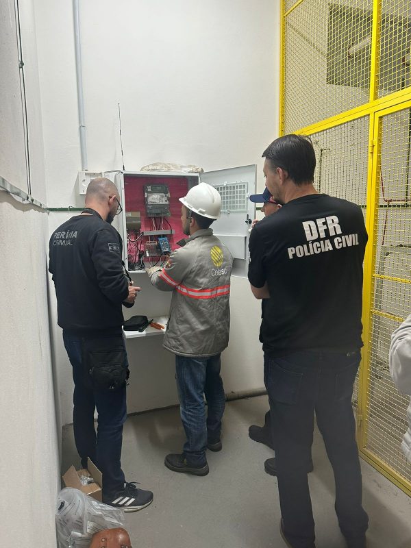 Dois são presos por fraude em medidores de energia elétrica e prejuízo chega a R$1 milhão em SC