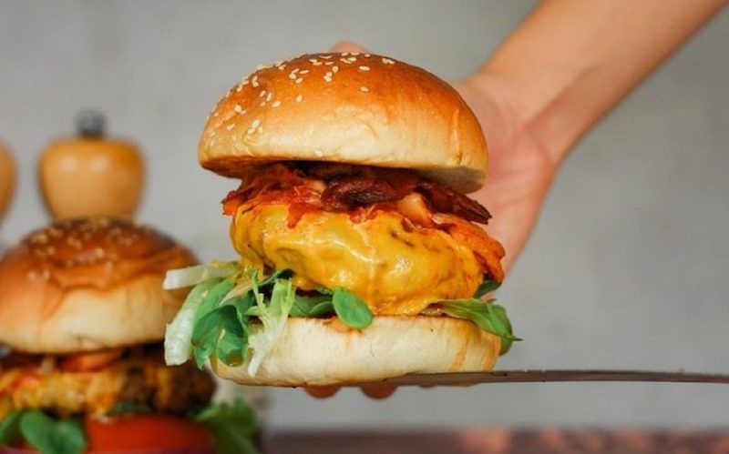 Alimentos que podem ajudar ou não na limpeza do organismo após a ressaca