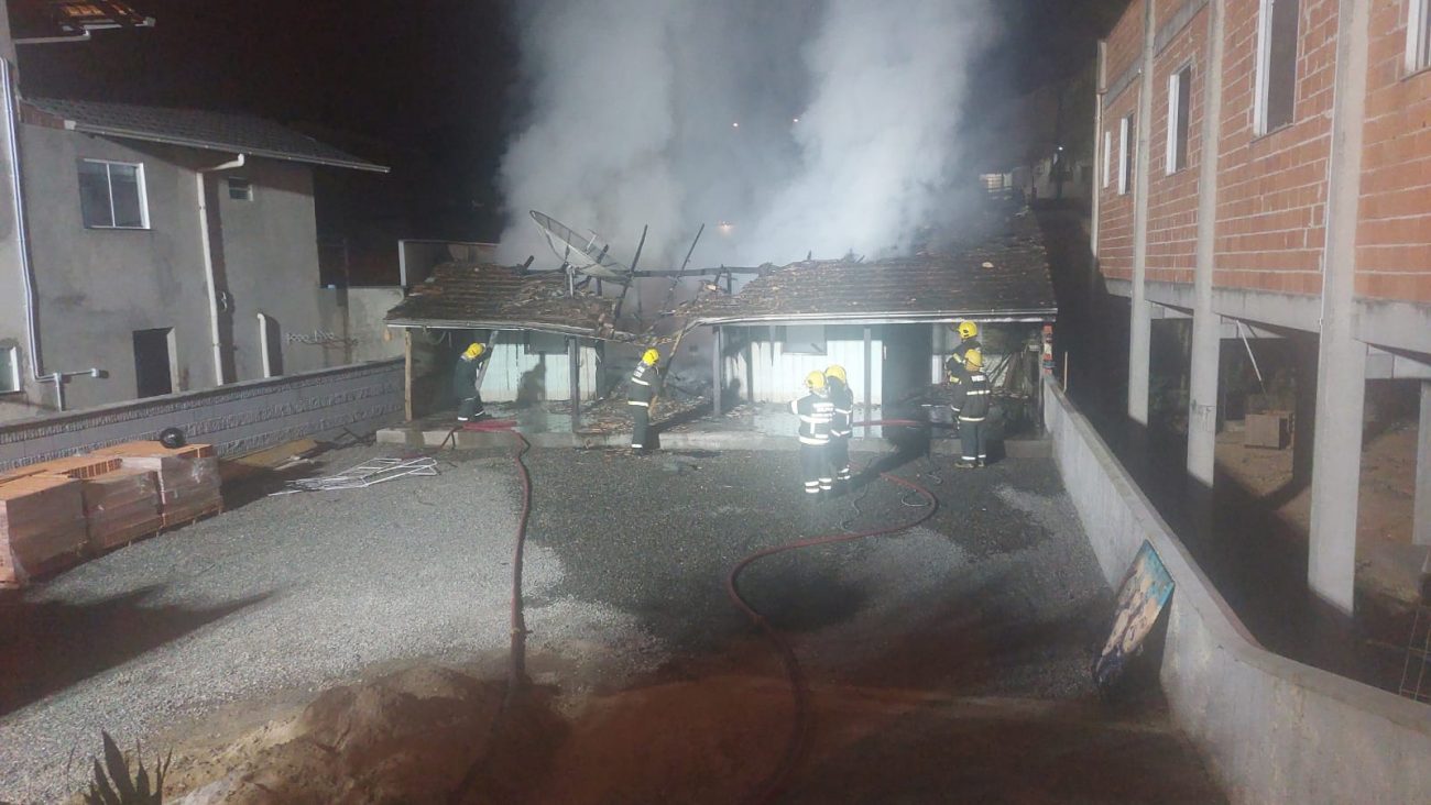 Segundo os bombeiros, quatro pessoas que moravam na casa de madeira saíram ilesas do incêndio, na madrugada desta quinta-feira (31) - Corpo de Bombeiros/Divulgação/ND