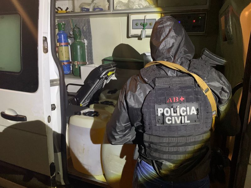 Combustível era armazenado em galões de 50 litros