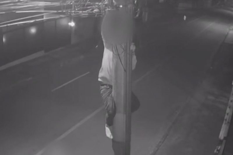 Suspeito escala com facilidade o poste no bairro Itaum – Foto: Reprodu&ccedil;&atilde;o/ND