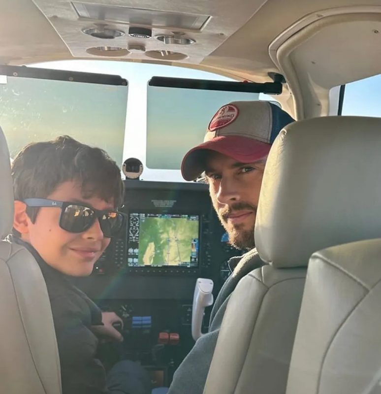 Garon Maia pilotando com o filho – Foto: Facebook/Reprodu&ccedil;&atilde;o/ND