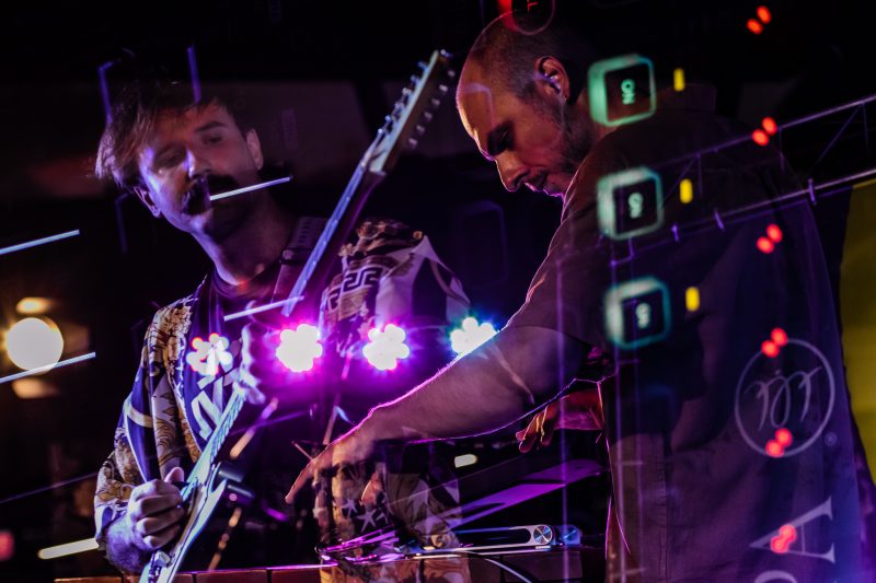 M&uacute;sica audiovisual &eacute; a ideia do duo Giro formado pelos multi-instrumentistas Julian Brzozowski e Rafael Pfleger – Foto: Manu D’E&ccedil;a