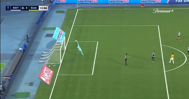 Camacho faz o 'quase gol' mais bonito do ano contra o Botafogo