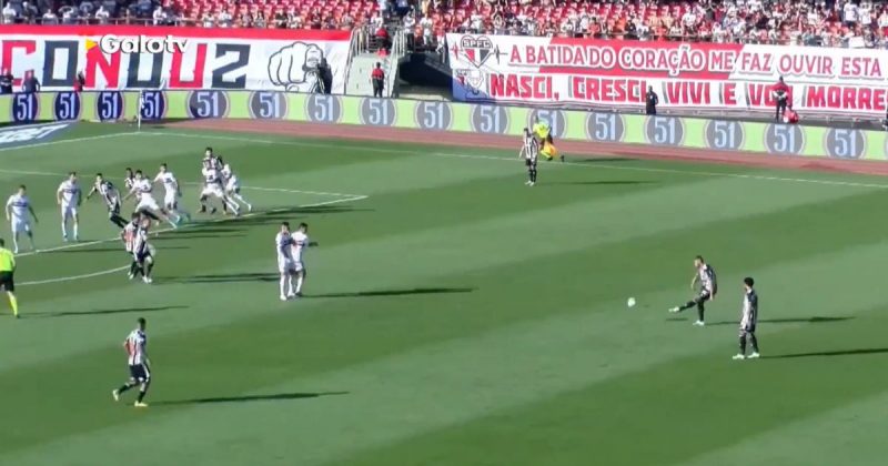 Hulk arrisca de muito longe e faz golaço de falta na Série A