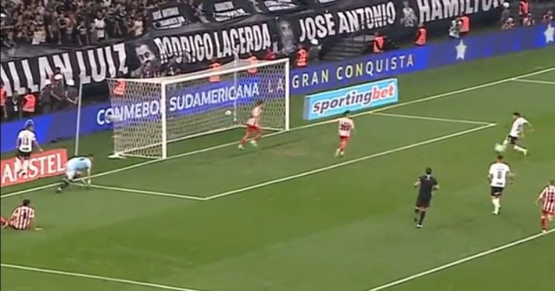 Atacante do Corinthians perde gol inacreditável na Sul-American