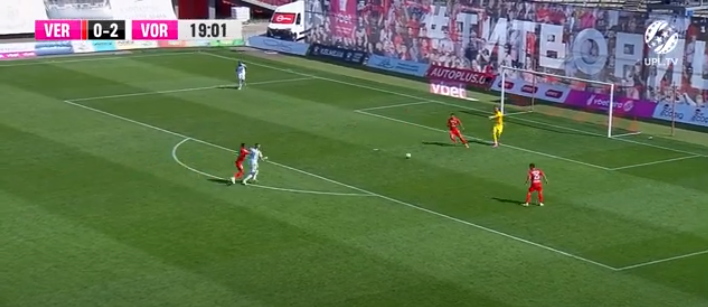 Goleiro e zagueiro trocam chutes e geram gol bizarro