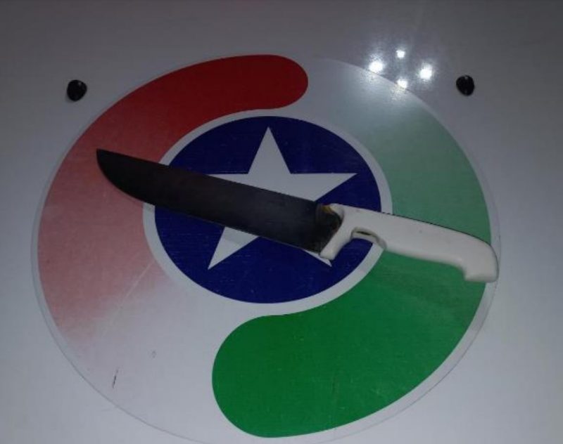 Faca foi encontrada com homem detido e algemado por policiais no cemitério - Foto: Polícia Militar/Divulgação/ND