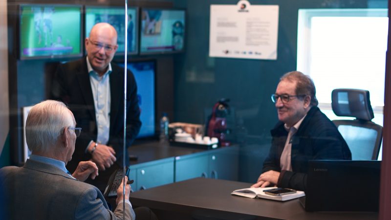 Jornalista Moacir Pereira, (de costas), presidente do Grupo ND, Marcelo Petrelli, e o diretor de conte&uacute;do do Grupo ND, Luiz Meneghin, falam sobre o desenvolvimento da comunica&ccedil;&atilde;o de Florian&oacute;polis – Foto: Reprodu&ccedil;&atilde;o NDTV RecordTV/ND