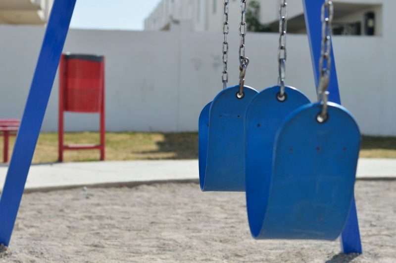 Balanço azul em parque infantil, de criança