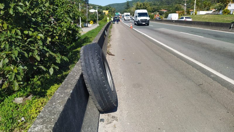 Homem é atropelado por pneu de caminhão guindaste e morre na BR-101 em Biguaçu