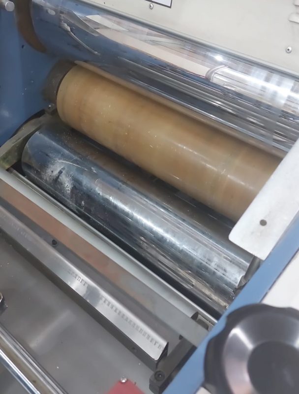 Trabalhador precisou ser encaminhado ao hospital após acidente com máquina de impressão