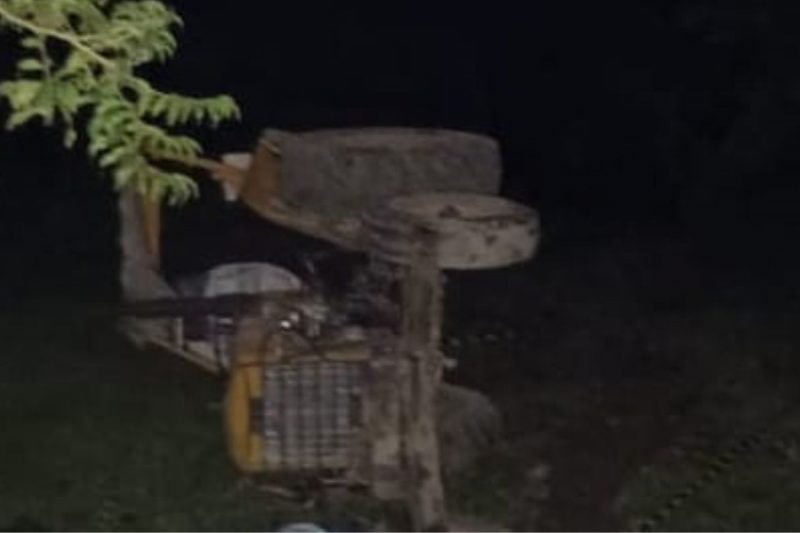 Corpo foi encontrado junto com a m&aacute;quina tombada – Foto: Corpo de Bombeiros Militar/Divulga&ccedil;&atilde;o