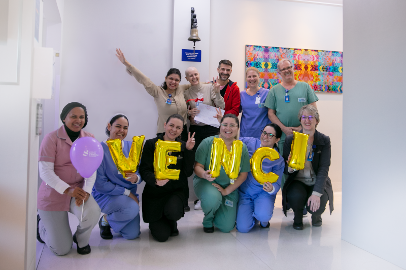 Patient touches "victory bell" after undergoing chemotherapy in Blumenau