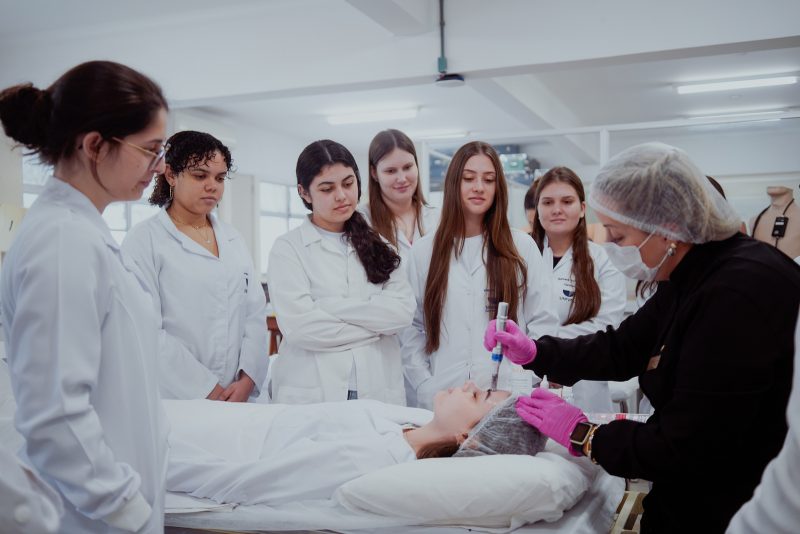 Alunos de medicina do programa Universidade Gratuita