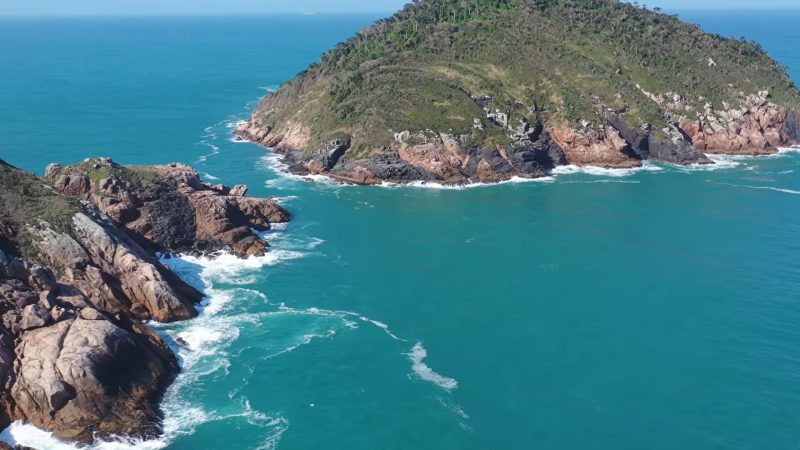 Ilha das Aranhas, no Norte da Ilha de Santa Catarina, &eacute; um dos locais onde buscas s&atilde;o realizadas – Foto: Reprodu&ccedil;&atilde;o/YouTube/Canal Ricardo Wegrzynovski