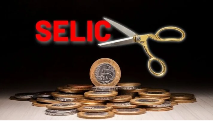 Após 3 anos, banco central reduz juros e SELIC cai a 13,25%.