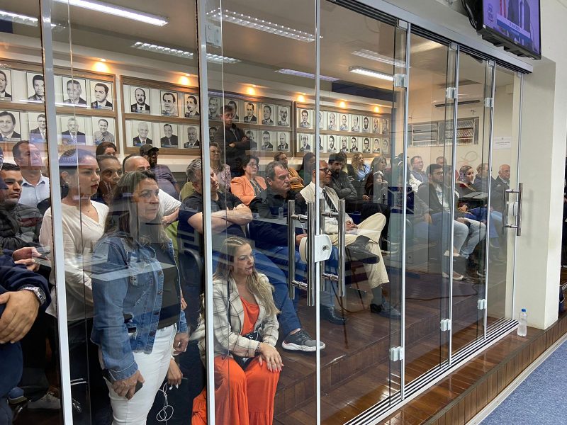 Popula&ccedil;&atilde;o acompanhou a vota&ccedil;&atilde;o dos 15 vereadores em noite decisiva para Tubar&atilde;o. – Foto: Pedro Garcia/ND