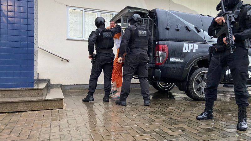 Momentos chegada do r&eacute;u no f&oacute;rum – Foto: Val&eacute;ria Cenci/ND