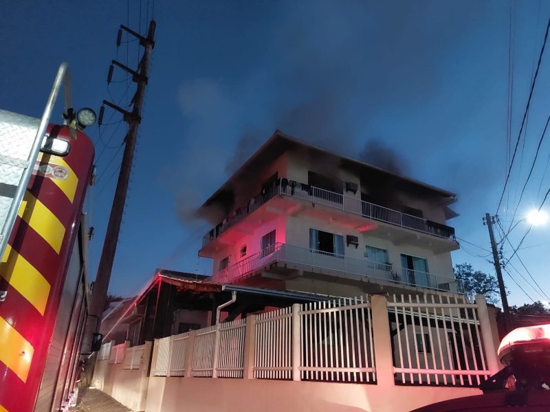 Apartamento é atingido por incêndio em Blumenau
