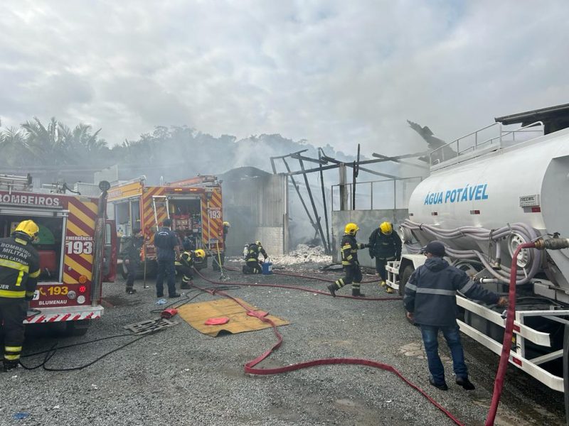 Incêndio atinge fábrica de colchões para pets em Blumenau