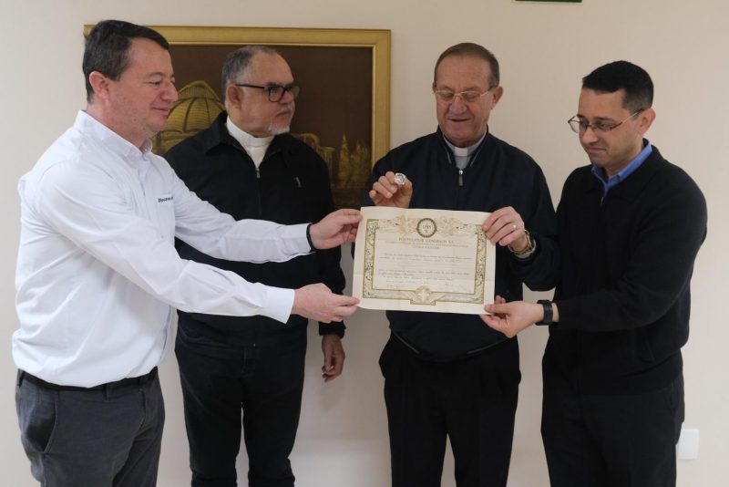 (&Agrave; esq.) Padre G&eacute;lio, Coordenador Diocesano de Pastoral, padre Ednardo, da Companhia de Jesus, padre Adenir Ronchi, Vig&aacute;rio Geral e p&aacute;roco da Catedral, padre Ivan Lopes, Chanceler (&agrave; dir.) – Foto: Diocese de Joinville/Divulga&ccedil;&atilde;o