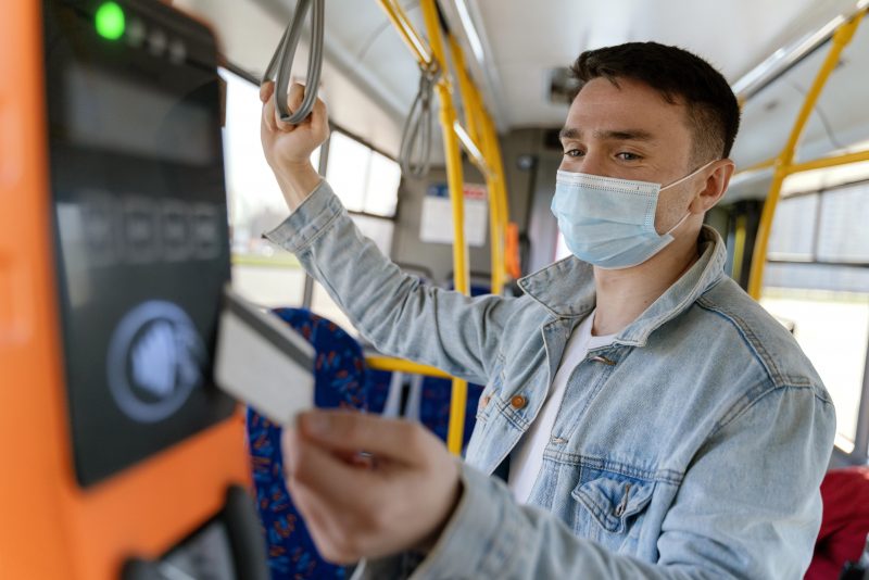 Jovem usa passe estudantil no ônibus