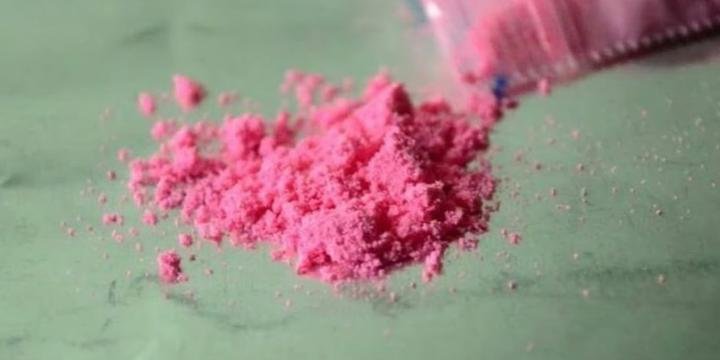 Substância em pó em cima de uma mesa, conhecida como cocaína rosa