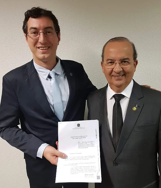 Leandro Berti com Jorginho na apresenta&ccedil;&atilde;o do Projeto de Lei 880/2019 (Marco Legal dos Nano e Materiais Avan&ccedil;ados) e do PLP 23/2019 (Simples Nacional) – Foto: Leandro Berti/Divulga&ccedil;&atilde;o/ND