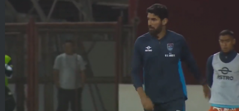 Loco Abreu se revolta e derrubar VAR com um soco