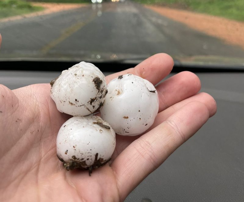 A cidade de Lontras registrou chuva de granizo na tarde desta ter&ccedil;a-feira (22) – Foto: Reprodu&ccedil;&atilde;o/ND