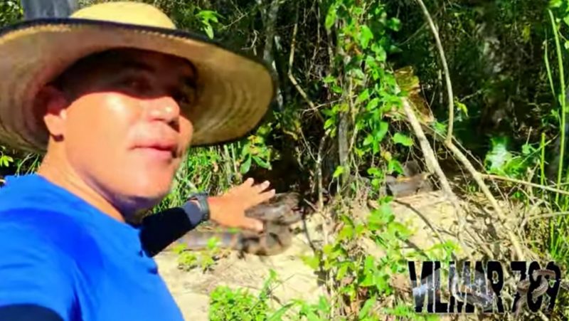 Sucuri aparece ao fundo da imagem que mostra em primeiro plano o guia de turismo ecológico Vilmar Teixeira