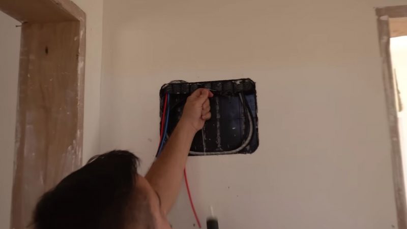 Passar fio por condu&iacute;te dobrado pode ser uma dor de cabe&ccedil;a. Mas a solu&ccedil;&atilde;o &eacute; simples – Foto: Reprodu&ccedil;&atilde;o