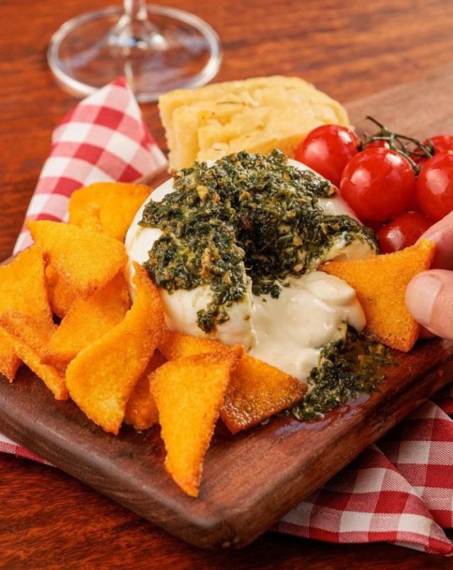 Um dos pratos servidos no Galeto Mamma Mia &eacute; a burrata com polenta – Foto: Reprodu&ccedil;&atilde;o/Instagram