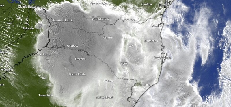 O s&aacute;bado come&ccedil;a com condi&ccedil;&otilde;es para chuva e temporais nas &aacute;reas de divisa com o Rio Grande do Sul, que se estendem para as demais regi&otilde;es catarinenses no decorrer dia. – Foto: Windy/Divulga&ccedil;&atilde;o/ND