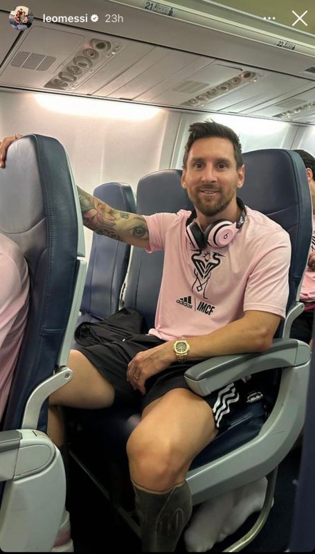 Messi aparece em classe econômica e viraliza