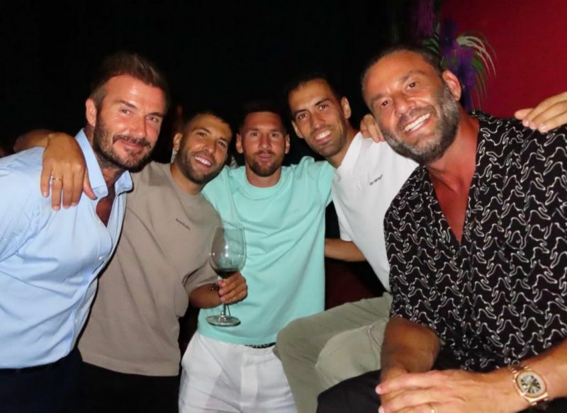 Messi, Beckham e Busquets jantando em Miami – Foto: Twitter