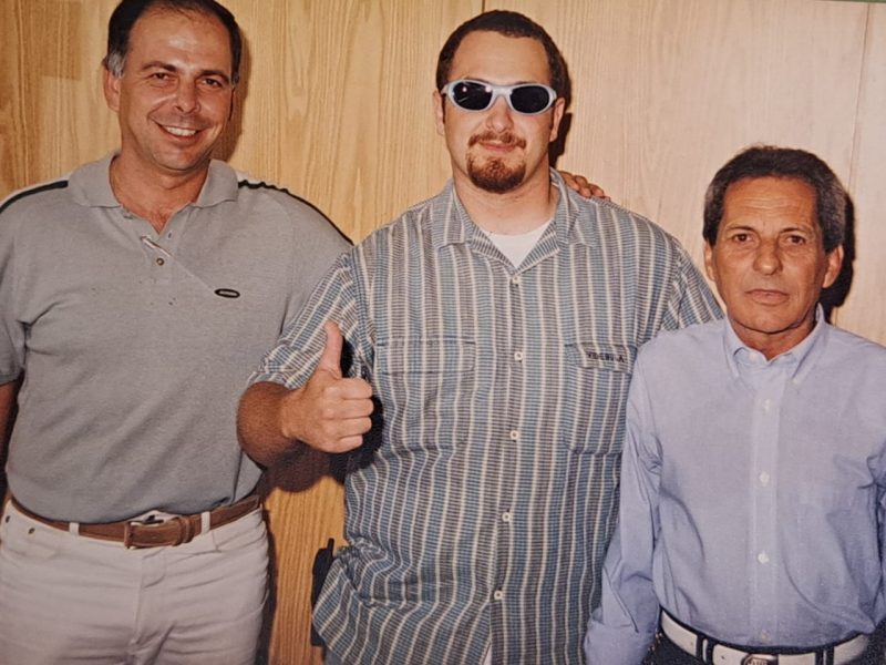 Claudionir Miranda (comentarista), Marcelo Cabral (reporter) e Miguel Livramento (apresentador) nos bastidores do programa Meio Campo da TVBV Band em 2001 – Foto: DIVULGA&Ccedil;&Atilde;O/ND