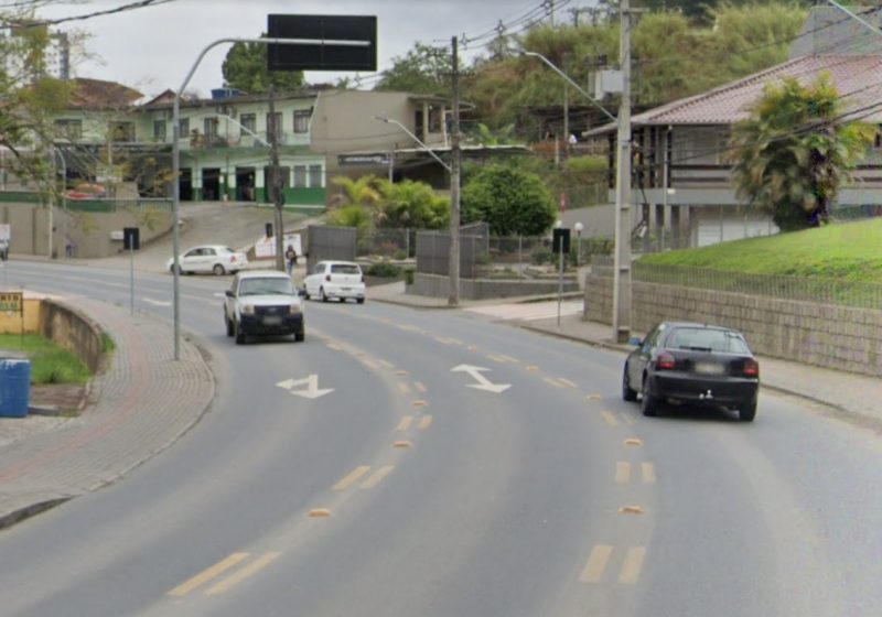 Motorista do carro, que saiu ileso, disse aos guardas de trânsito que pista estava molhada, nesta segunda-feira (7) - Foto: Google Street View/Divulgação/ND