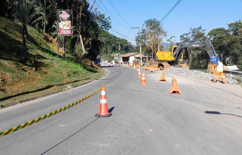 Companhia faz a reconstru&ccedil;&atilde;o de um talude no local – Foto: Prefeitura de Joinville/Reprodu&ccedil;&atilde;o/ND