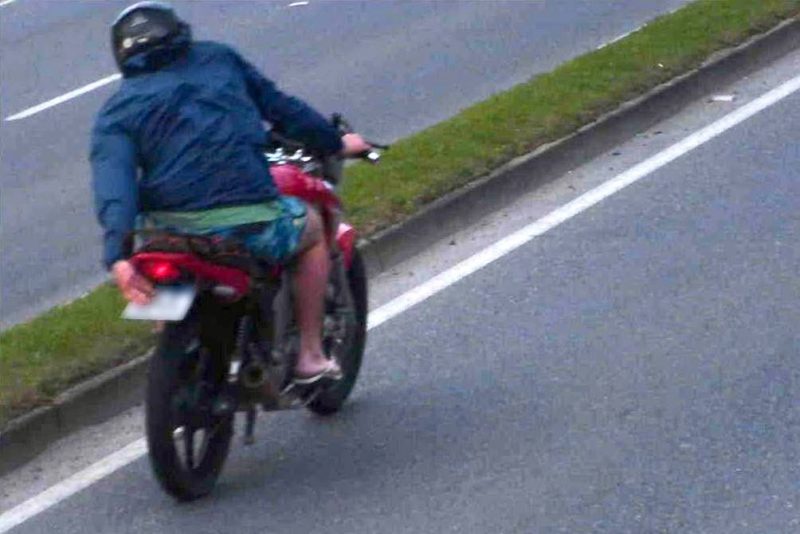Motociclista tenta esconder placa da moto com a m&atilde;o – Foto: Prefeitura de Joinville/Divulga&ccedil;&atilde;o/ND