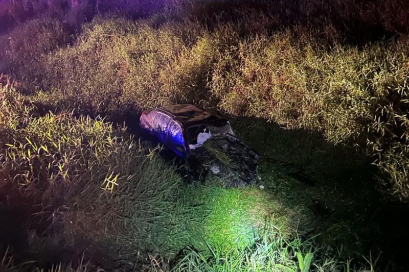Carro foi jogado para a vala com a for&ccedil;a da batida contra outro ve&iacute;culo – Foto: Corpo de Bombeiros Militar/Divulga&ccedil;&atilde;o