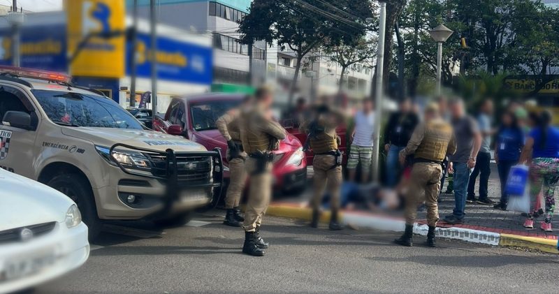 mulher subiu na calçada e foi atropelada pelo próprio carro