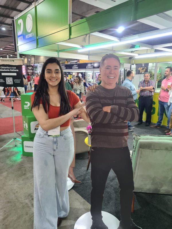 Natalia Chaves, colunista interina com o totem do Ney – Foto: Jo&atilde;o Neto/ NDTV