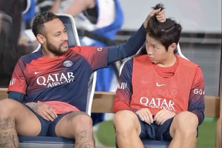 Perfis da Arábia Saudita Colocaram um emoji no crucifixo de Neymar pa