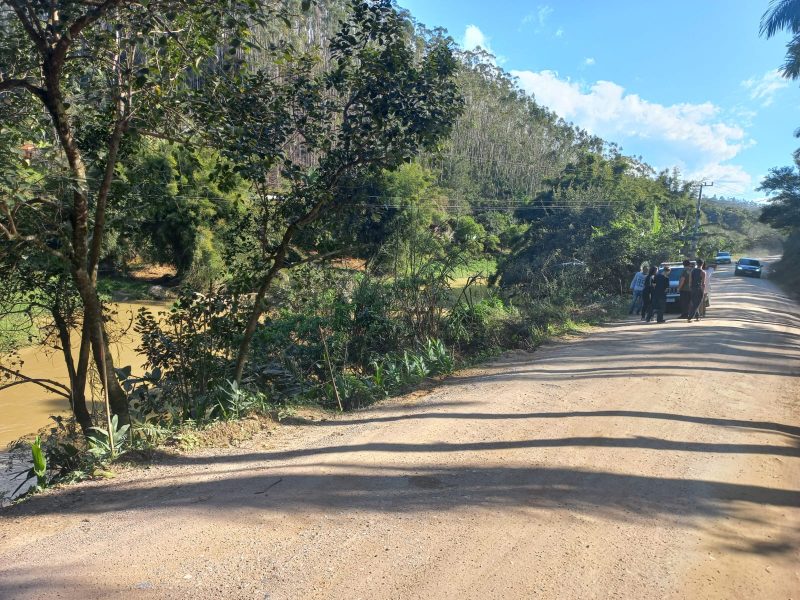 Ve&iacute;culo capotou em uma estrada de ch&atilde;o, no interior de Nova Trento – Foto: Daniel Fernandes/ND