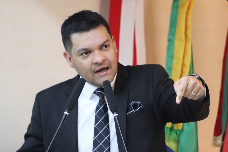 O vereador Obadias Benones &eacute; autor de lei que busca inibir que alunos ou&ccedil;am, no ambiente escolar, m&uacute;sicas com letras consideradas inadequadas aos bons costumes. – Foto: Haudrey Maffioletti/ND