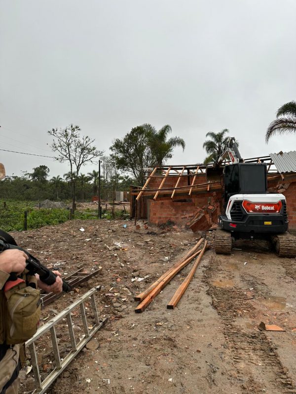 Casas em &aacute;reas de preserva&ccedil;&atilde;o s&atilde;o derrubadas durante opera&ccedil;&atilde;o em Itapema – Foto: PMSC/Divulga&ccedil;&atilde;o/ND