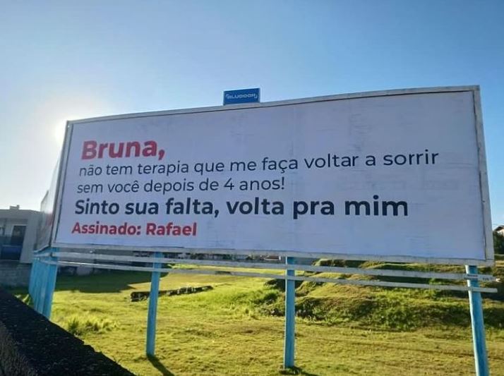 Outdoor com o pedido para uma mulher chamada Bruna está localizada em um bairro da cidade de Blumenau, no Vale do Itajaí 